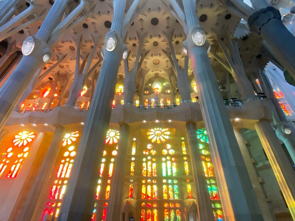 ベルトラで予約したサグラダ・ファミリア内のステンドグラス