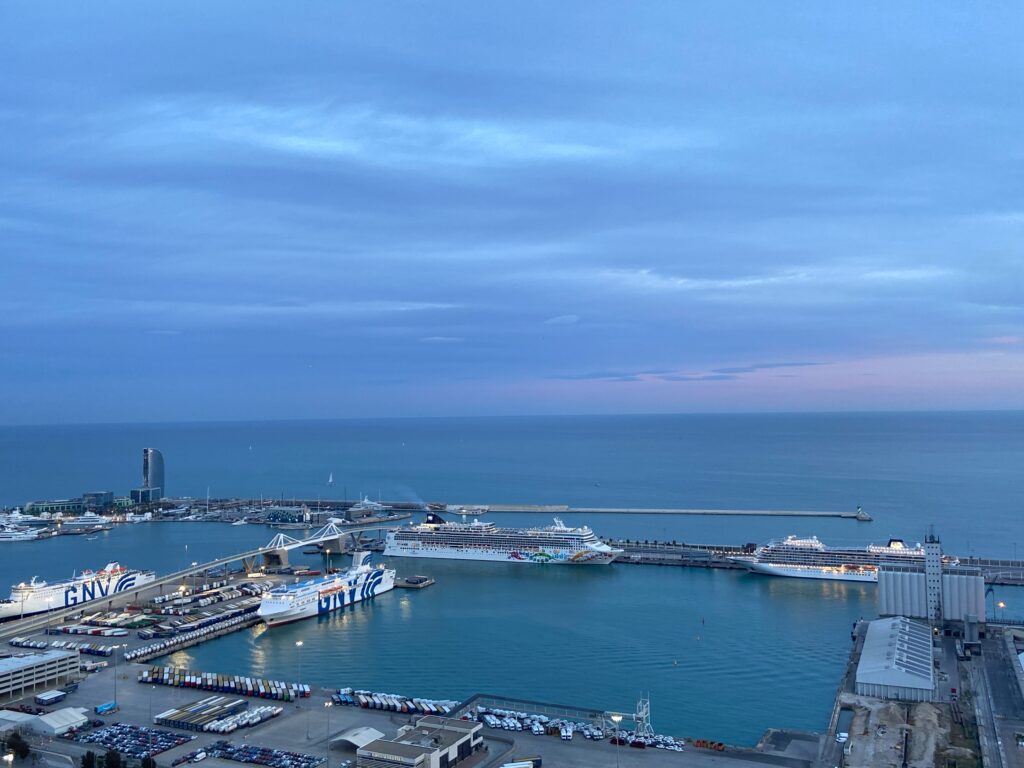 バルセロネータのビーチと海沿いのホテル