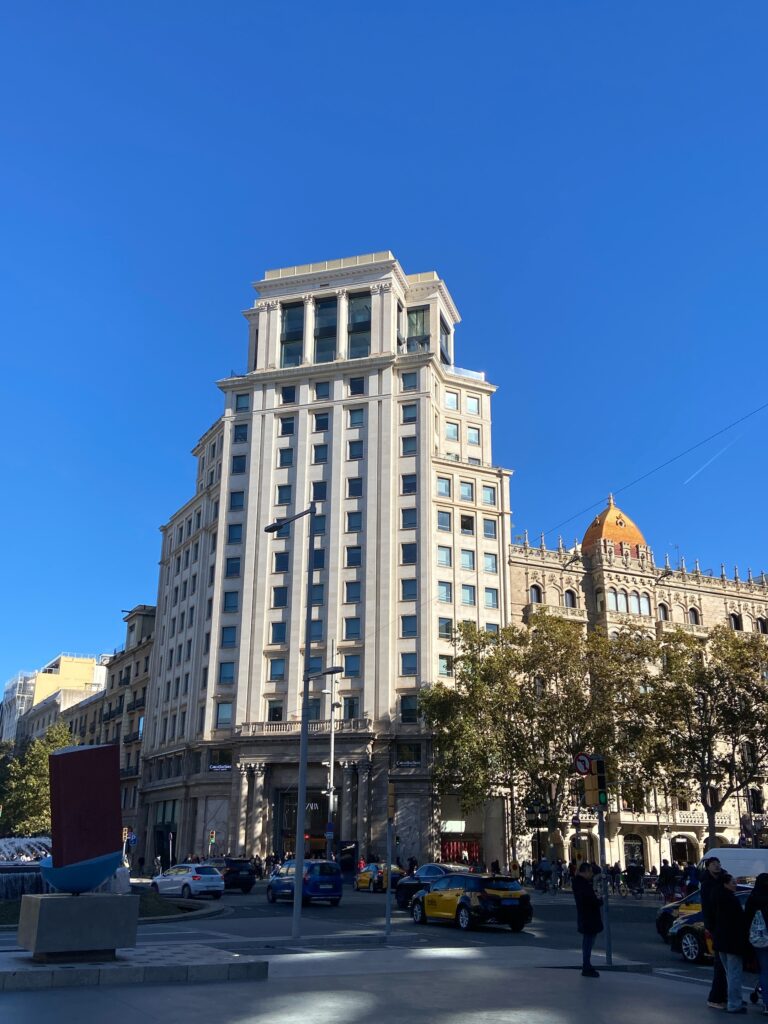 グラシア通り周辺の街並みと高級ホテルエリア